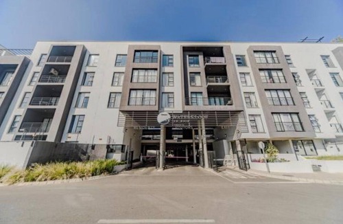 Nieuw Muckleneuk Apartment | Cozy 1-bedroom apartment in superb Pretoria with gym, pool