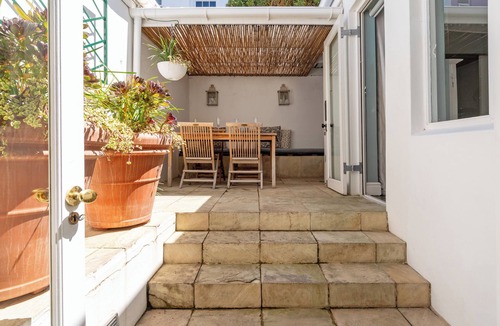 Cape Town City Centre Cottage | Delightful cottage in the middle of De Waterkant with all the comforts.