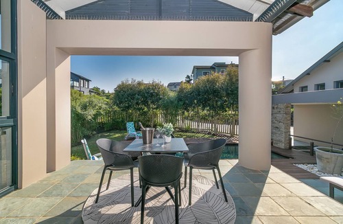 Knysna House | Delightful unit with 3 bed, 3 bath & pool make this an ideal home to relax.