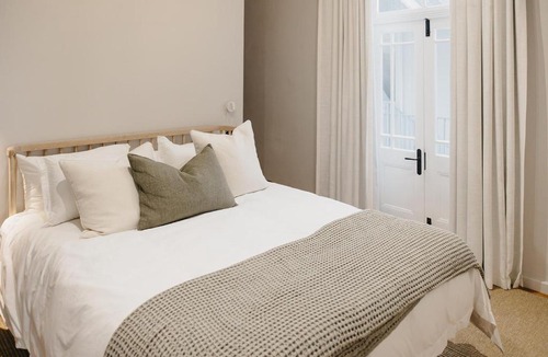 Paarl Apartment | Dorpshuis Apartment, Main Street, Paarl