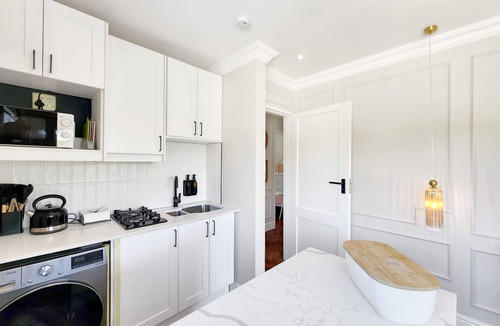 Constantia Bed & Breakfast | Eagles Nest - Branch & Vine Cottages