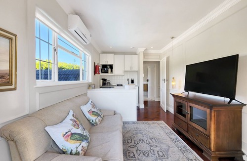 Constantia Bed & Breakfast | Eagles Nest - Branch & Vine Cottages
