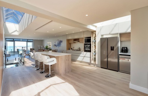 Cape Town Villa | Elegant Coastal Luxury Villa Near Cape Town | Walk to Beach & Dining, sleep 6,