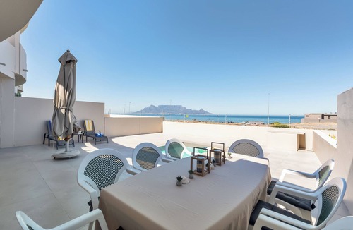Cape Town Villa | Elegant Coastal Luxury Villa Near Cape Town | Walk to Beach & Dining, sleep 6,
