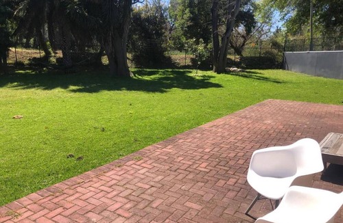Die Boord Apartment | Elegant two-bedroom apartment on the banks of the Eerste River in Stellenbosch