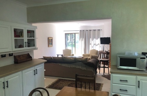 Die Boord Apartment | Elegant two-bedroom hideaway in picturesque Stellenbosch.
