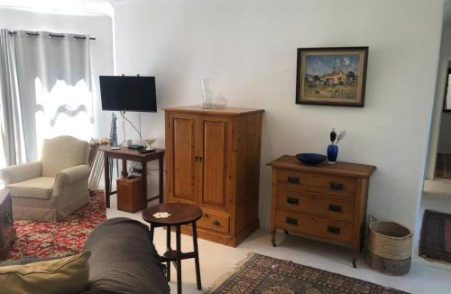 Die Boord Apartment | Elegant two-bedroom apartment on the banks of the Eerste River in Stellenbosch