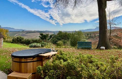 Grabouw Apartment | Elgin Views with Hot Tub