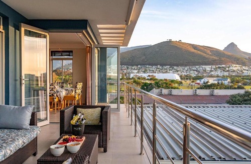 Mouille Point Apartment | Emerald Horizon Mouille Point - Views & Location