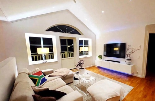 Philadelphia House | Emperor Lodge