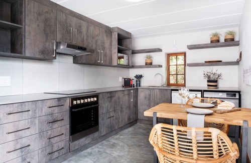 Stellenbosch Apartment | Enjoy the privacy of your own wood fired hot-tub, barbecue & breathtaking views.