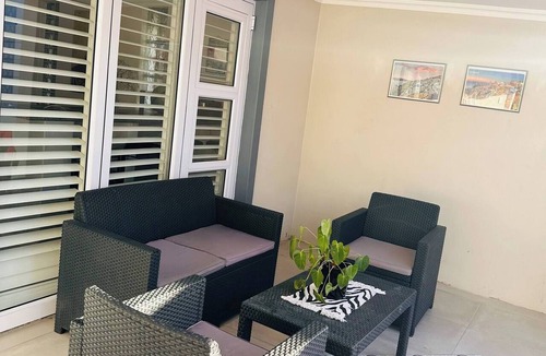 Parklands House | Entertainers delight near the beach & wine routes!