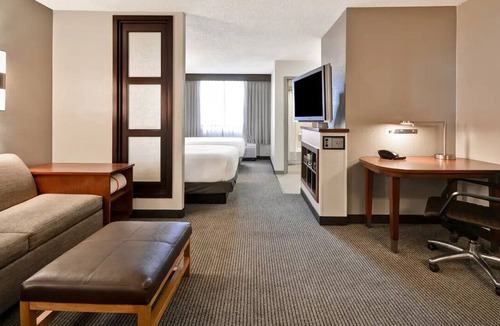 Doral Hotel | Family-Friendly Stay Near Miami Airport & Doral l Free Breakfast & Pool Access