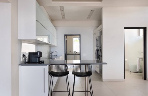 Camps Bay Villa | Family Villa, Pool, Ocean Views - Camps Bay Grace