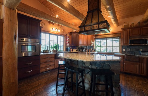 Monmouth Cabin | Fern Hill Lodge - Luxury Log Retreat with Fishing Pond in Oregon Wine Country