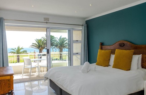 Mouille Point Apartment | First floor apartment with beautiful sea view