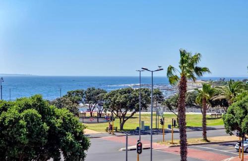 Three Anchor Bay Apartment | Footsteps to Promenade +Inverter + pets