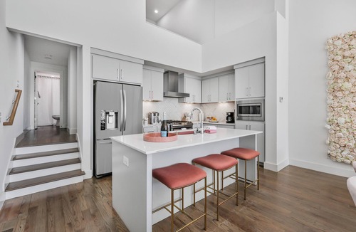 West End House | FREE NIGHT DEAL! DOWNTOWN! 2MI TO BROADWAY! DOLLHOUSE! #2 of 5 HOMES TOGETHER!