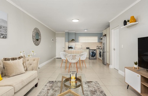 Century City Apartment | Fresh One-Bedroom Apartment | Pool | WiFi