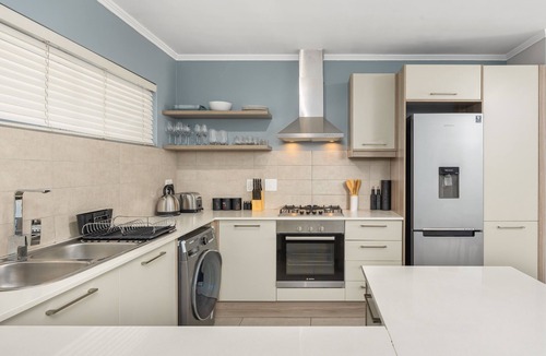 Century City Apartment | Fresh One-Bedroom Apartment | Pool | WiFi