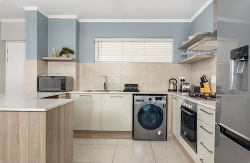 Century City Apartment | Fresh One-Bedroom Apartment | Pool | WiFi