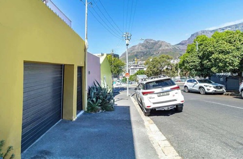 Bo'Kaap House | Funky Pet Friendly, 2-bedroom Escape, Bo-kaap