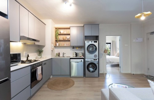 Redhill Apartment | Fynbos, Stylish, Fully equipped Simon's Town apartment, 400m from the beach