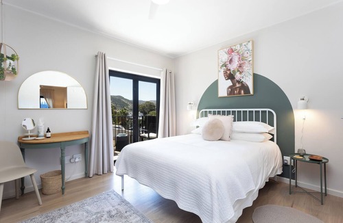 Redhill Apartment | Fynbos, Stylish, Fully equipped Simon's Town apartment, 400m from the beach