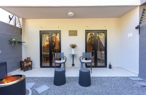 Redhill Apartment | Fynbos, Stylish, Fully equipped Simon's Town apartment, 400m from the beach