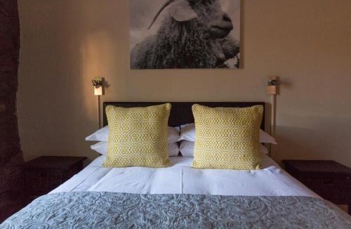 Three Sisters House | GaMamadi Guest Farm