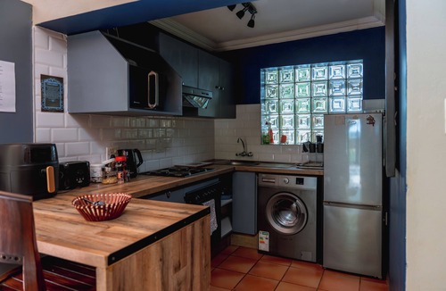 Benoni Cottage | GILLFORD GALLERY Executive Luxury Apartment 2 Bedrooms 2 Bathrooms Patio