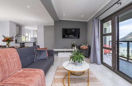 Fish Hoek Apartment | Glen Marine Top-Floor with Ocean Mountain Views
