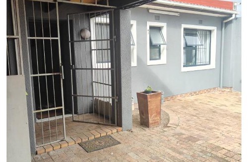 Parow House | GLOBALNEST Guesthouse