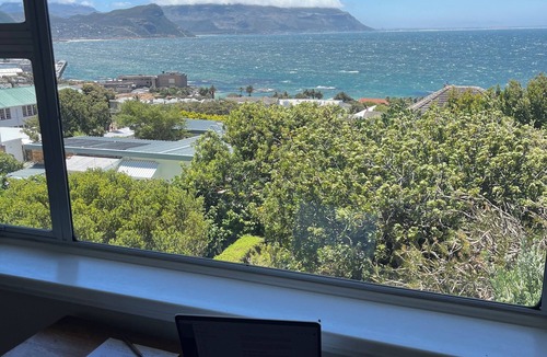 Simon's Town House | Glorious weather in Cape Town rn! Hot tub, Sea Views, secure parking, nr beach