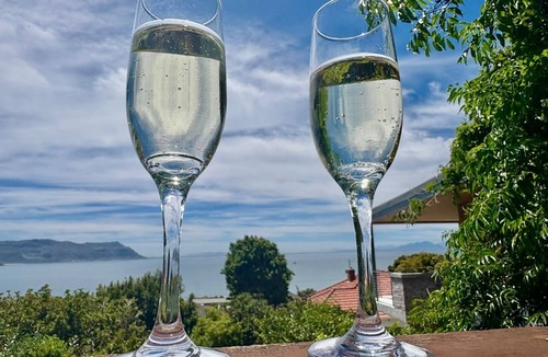 Simon's Town House | Glorious weather in Cape Town rn! Hot tub, Sea Views, secure parking, nr beach