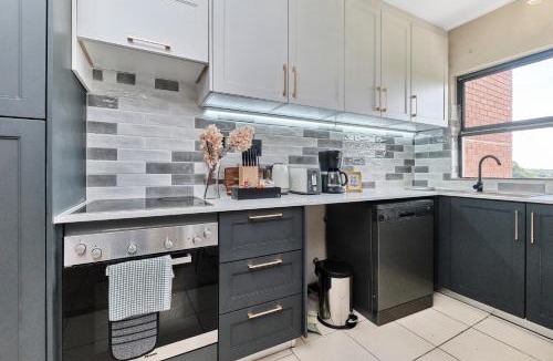 Greater Johannesburg Metropolitan Area Apartment | Golf Estate Apartment with Garden Views and Work-Friendly