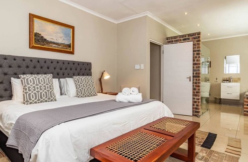 Voelklip Apartment | Hibiscus on Fourth | Family Home in Voelklip, Hermanus