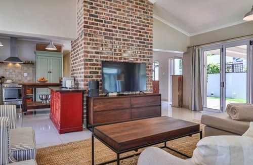 Voelklip Apartment | Hibiscus on Fourth | Tasteful family haven