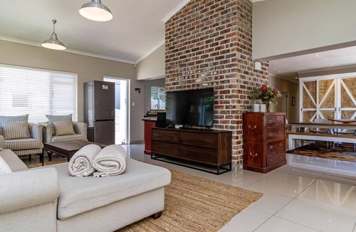 Voelklip Apartment | Hibiscus on Fourth | Tasteful family haven