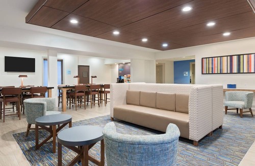 Summit Station Hotel | Holiday Inn Express & Suites - Columbus Airport East, an IHG Hotel
