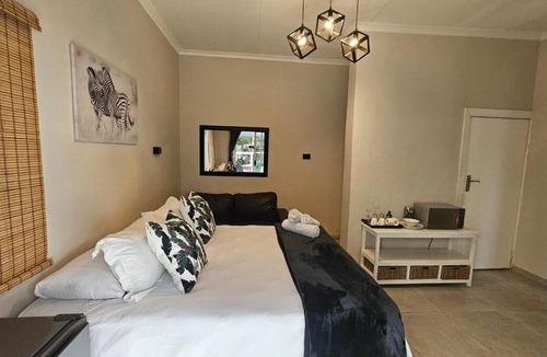 Walmer Apartment | Honeywood Stays - "Romantic escape" Sunroom Near Airport, Fast Wi-Fi & Secure Parking