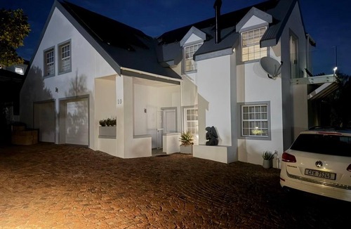 Audas Estate House | House with a view of Tafelberg/Helderberg and False Bay — Online tour available