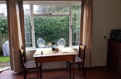 Eastcliff Apartment | Jasmine Cottage - Fast Wi-Fi, slow living