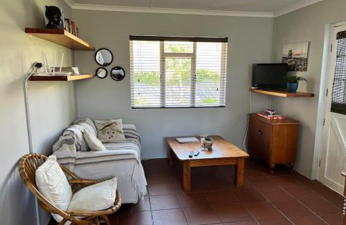 Eastcliff Apartment | Jasmine Cottage - Fast Wi-Fi, slow living