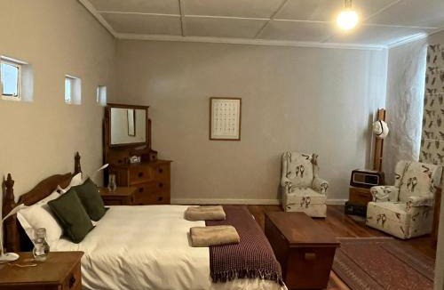 Camdeboo Apartment | Karoo Secret Sclaters Lark and Karoo Lark units
