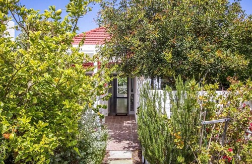Voelklip Apartment | Ladybird | Mountain View Cottage, Voelklip, Hermanus