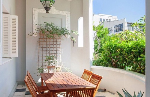 Cape Town Apartment | Large 3 bedroom apartment in Manor house , cozy courtyard garden, great location