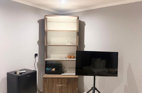 Moses Kotane Apartment | Latifahs Home Peaceful 2Bedroom Home Near Sun City