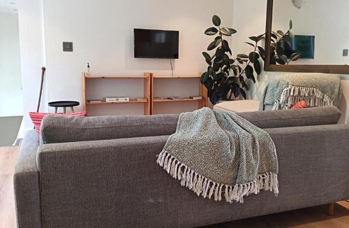 Lakeside Apartment | Leaf and Loft