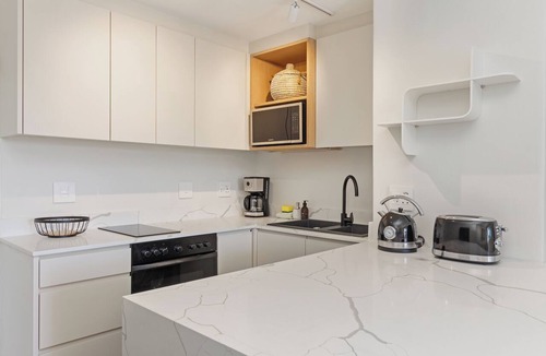 Three Anchor Bay Apartment | Light and Modern | Designer Sea Point Gem